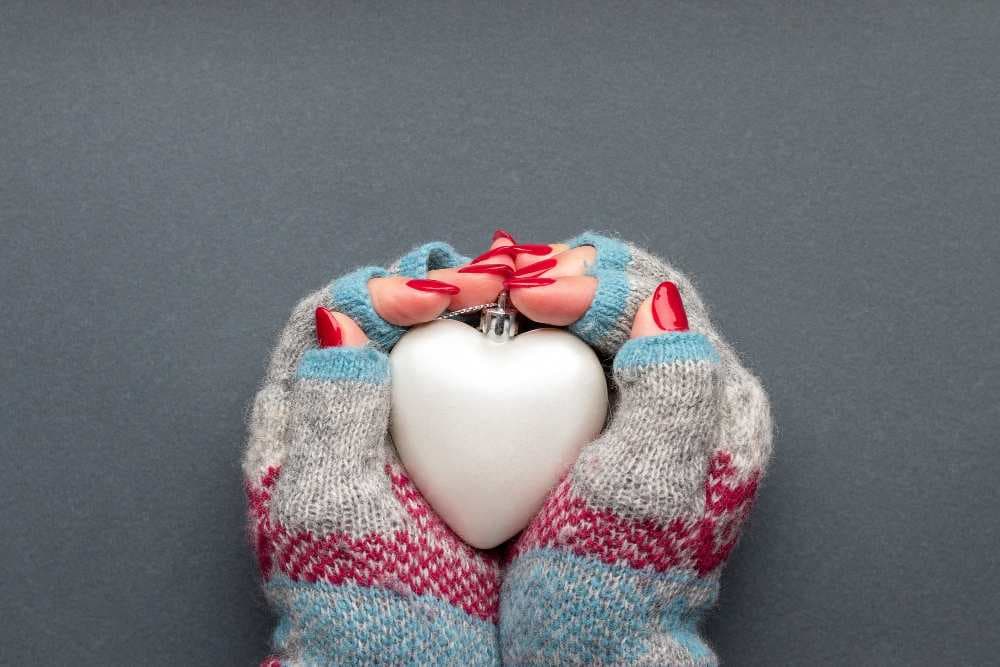 female-hands-knitted-gloves-with-matte-heart