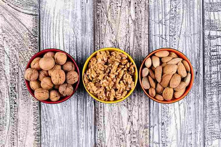 Walnuts or Almonds: Which is Healthier of the Two?