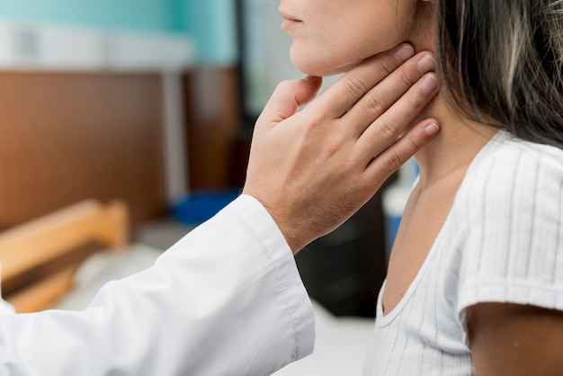 Thyroid Symptoms: Early Warning Signs of Thyroid Problems in Teenage Girls and Women