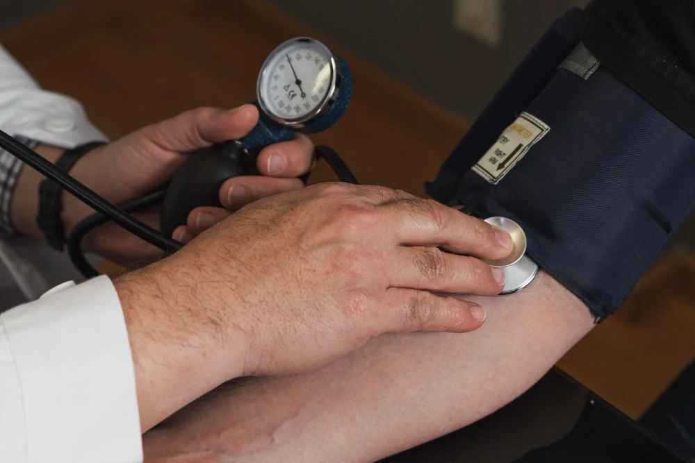 हाई बीपी के लक्षण (High Bp Symptoms), कारण और बचने के लिए कुछ टिप्स