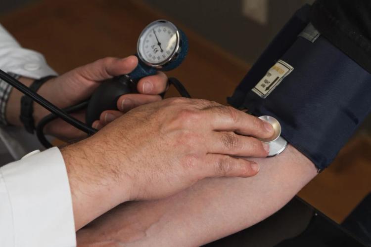 हाई बीपी के लक्षण (High Bp Symptoms), कारण और बचने के लिए कुछ टिप्स