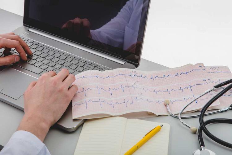 ECG Test in Hindi - जानें प्रक्रिया, उपयोग, और लाभ